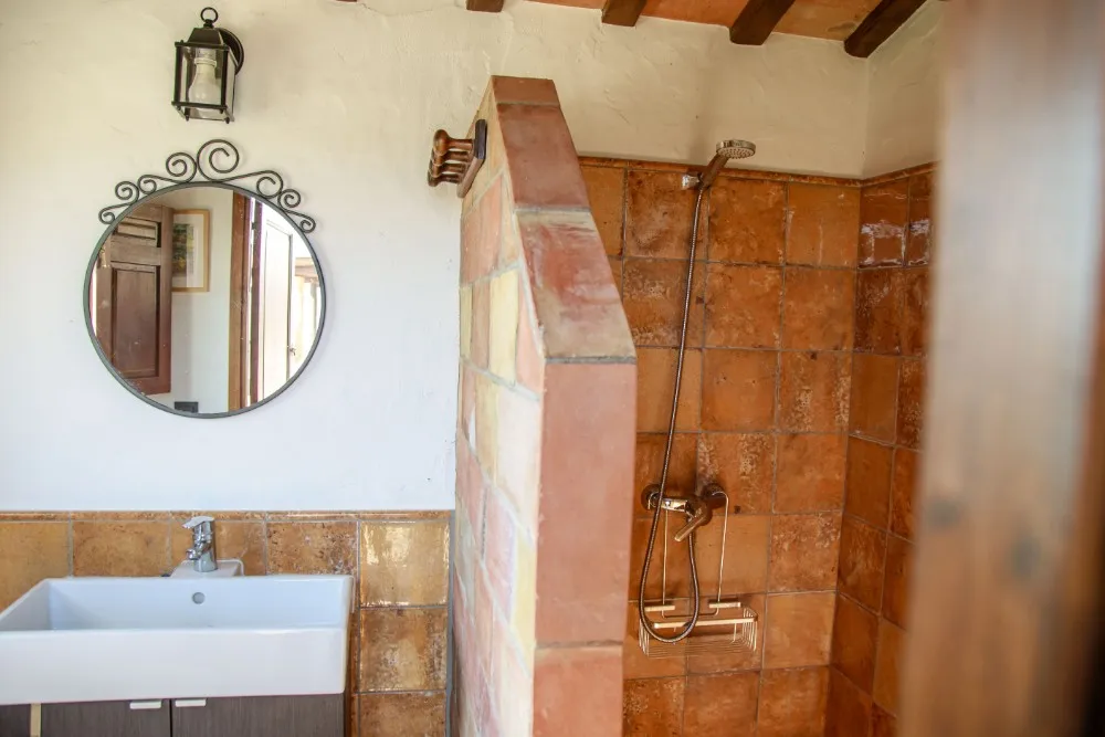 Dutxa, lavabo i vàter exterior