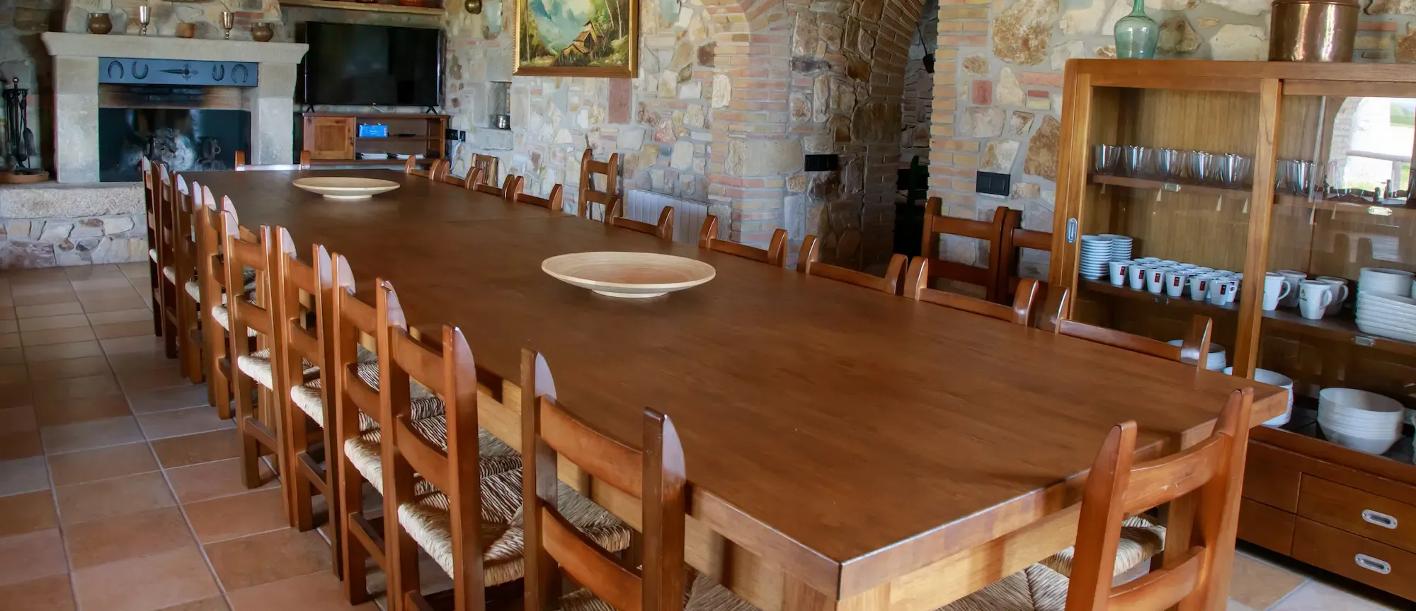 Gran menjador amb taula de fusta i llar de foc