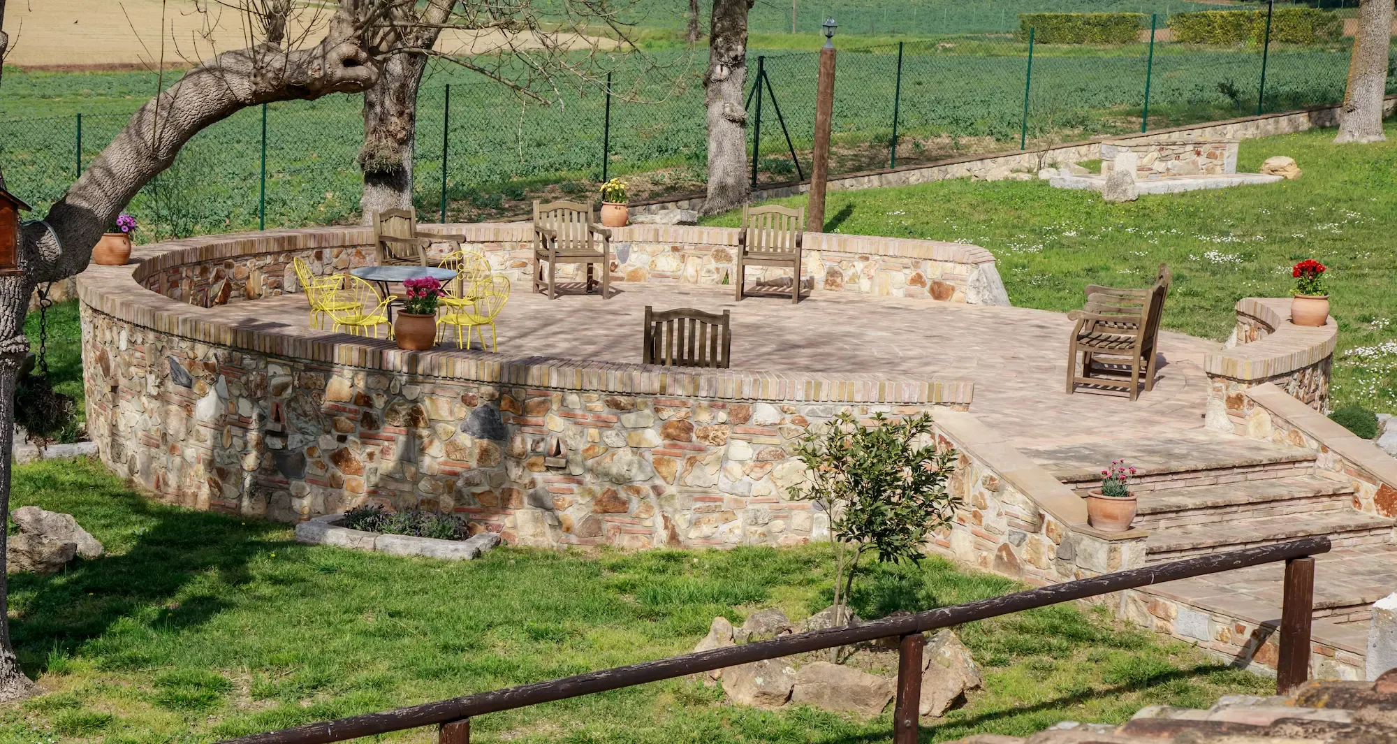 Jardí espaiós amb gespa verda