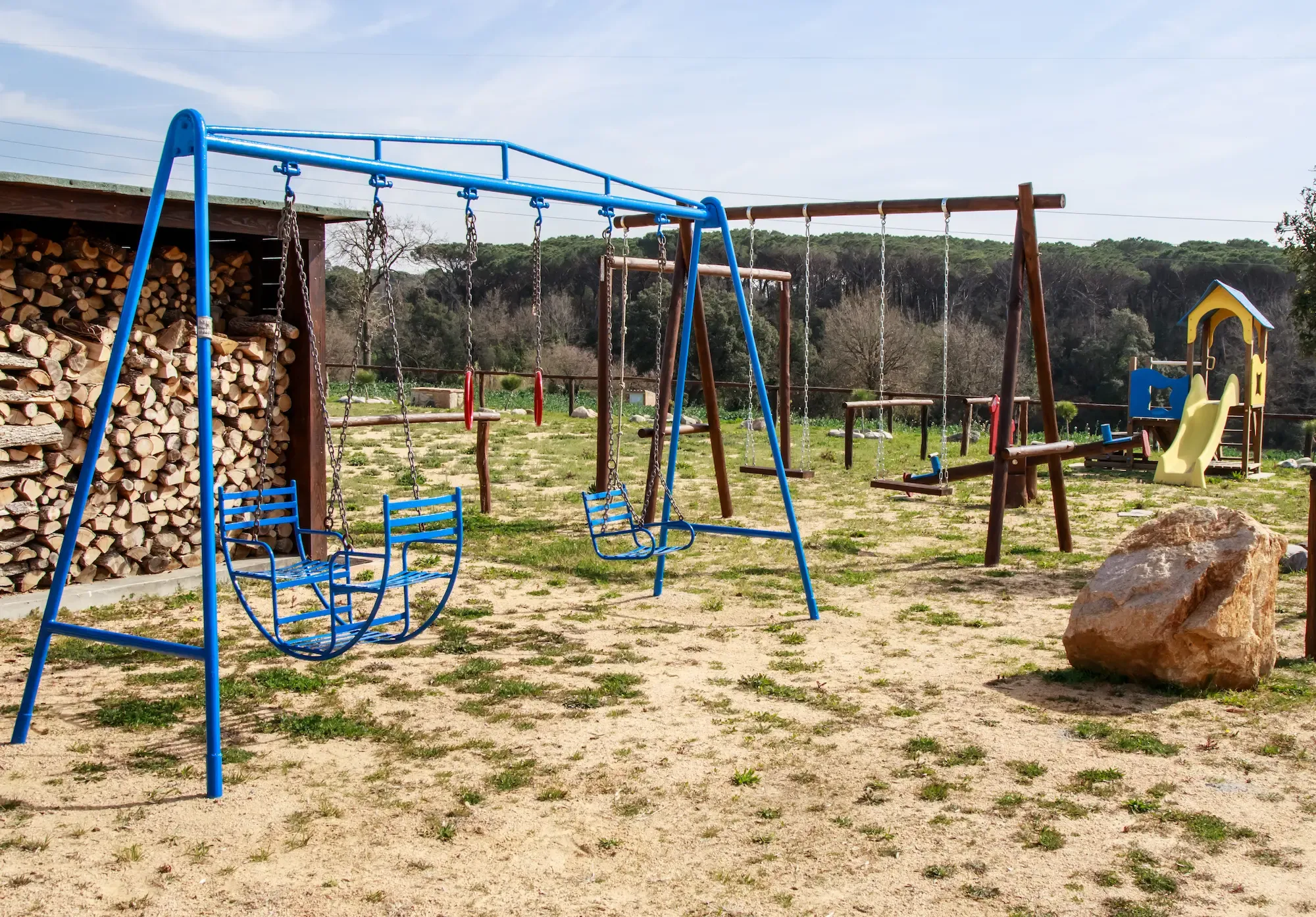 Parc privat amb tobogan i gronxadors