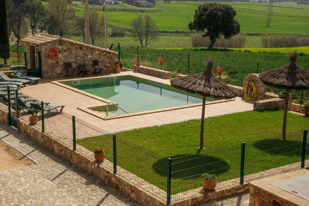 Piscina des d'una finestra de la casa