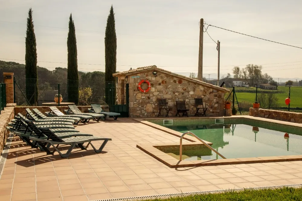 Piscina amb tumbones