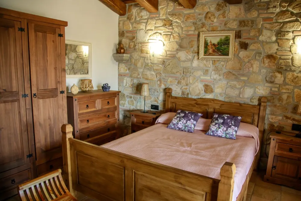 Habitació amb llit doble i llit individual