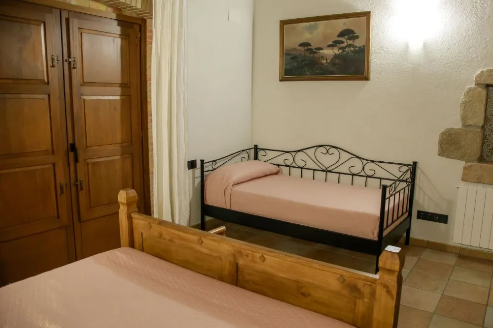 Habitació amb llit doble i llit individual