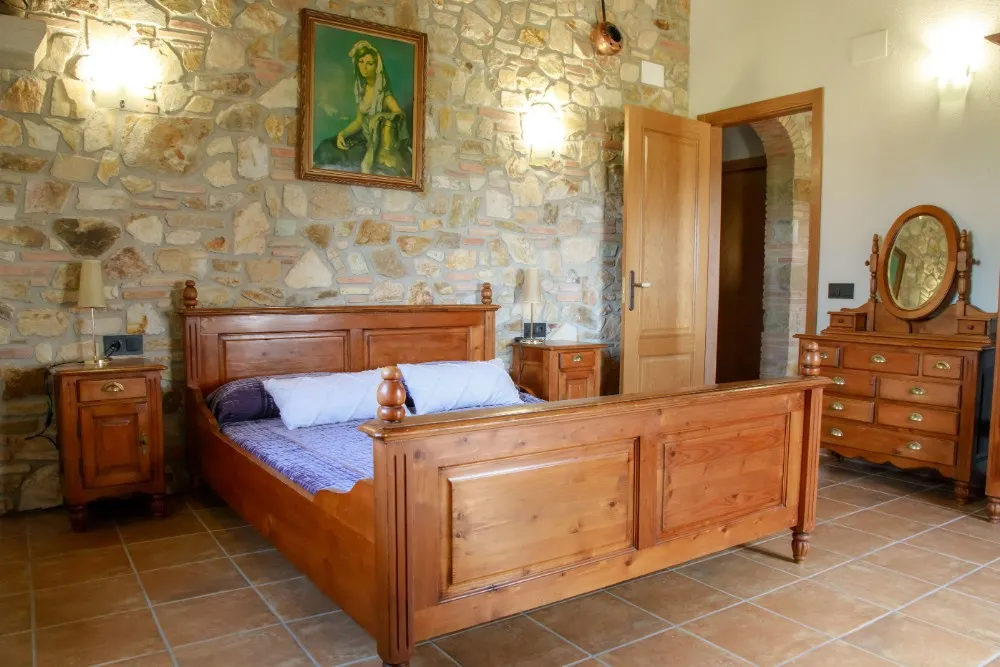 Habitació amb llit doble i llit individual