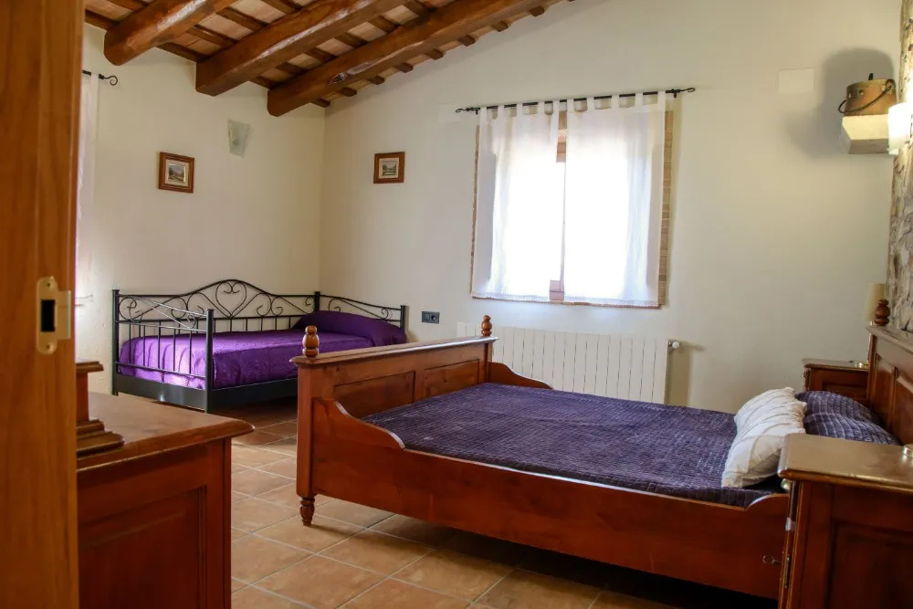 Habitació amb llit doble i llit individual