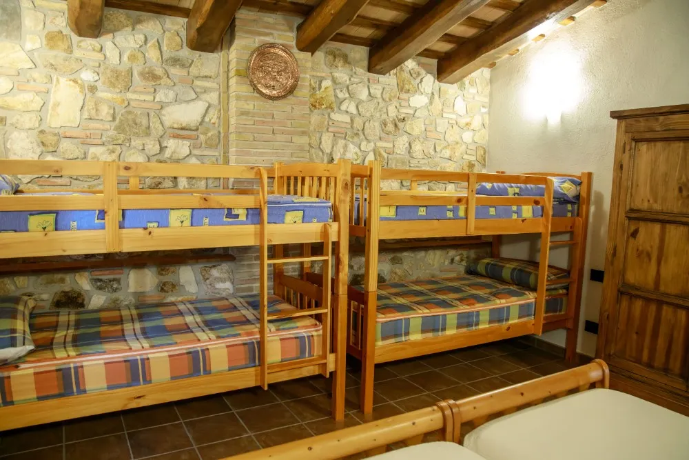 Habitació amb dues lliteres i dues llits individuals